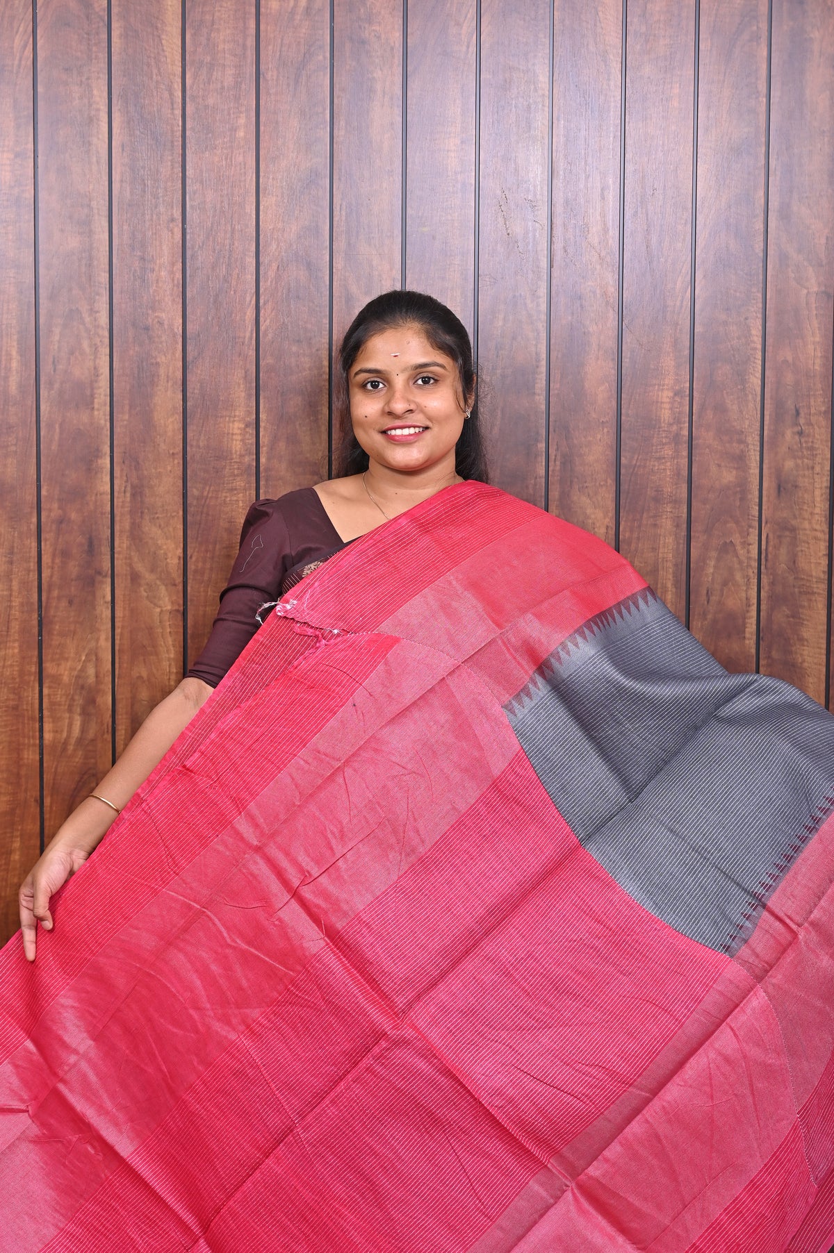 Baswada Cotton Saree SLM-BSW-0010 - Grey with a pink border and pallu - second view