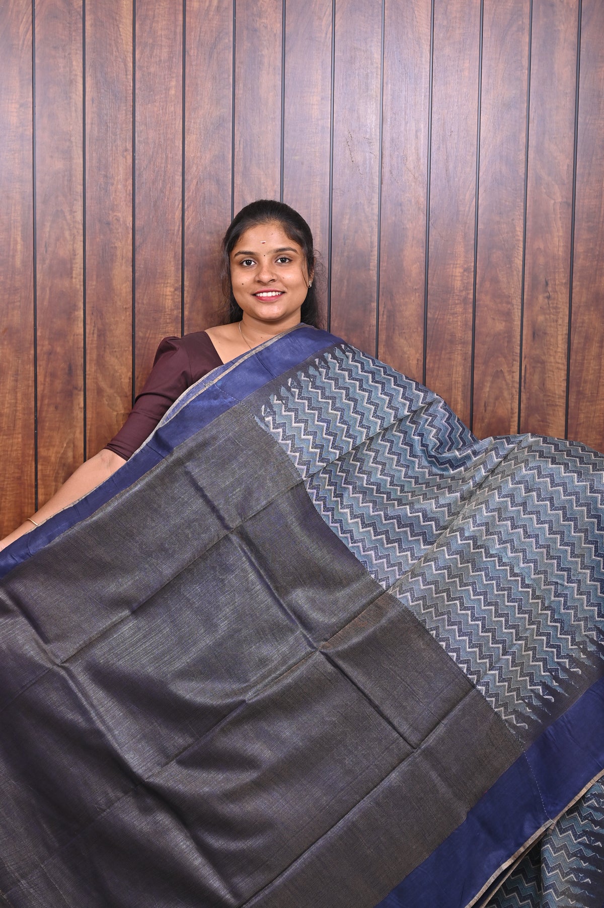 Baswada Cotton Saree SLM-BSW-0024 - Steel blue with a zigzag print and navy pallu - second view