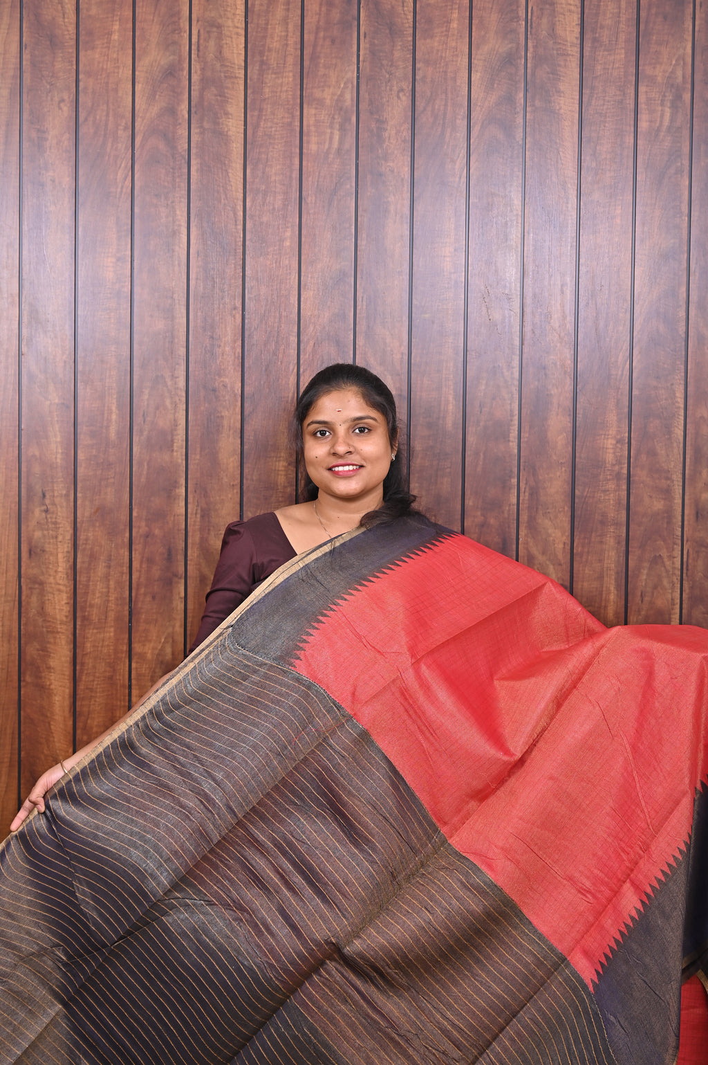 Baswada Cotton Saree SLM-BSW-0039 - Red with a navy blue pallu - second view