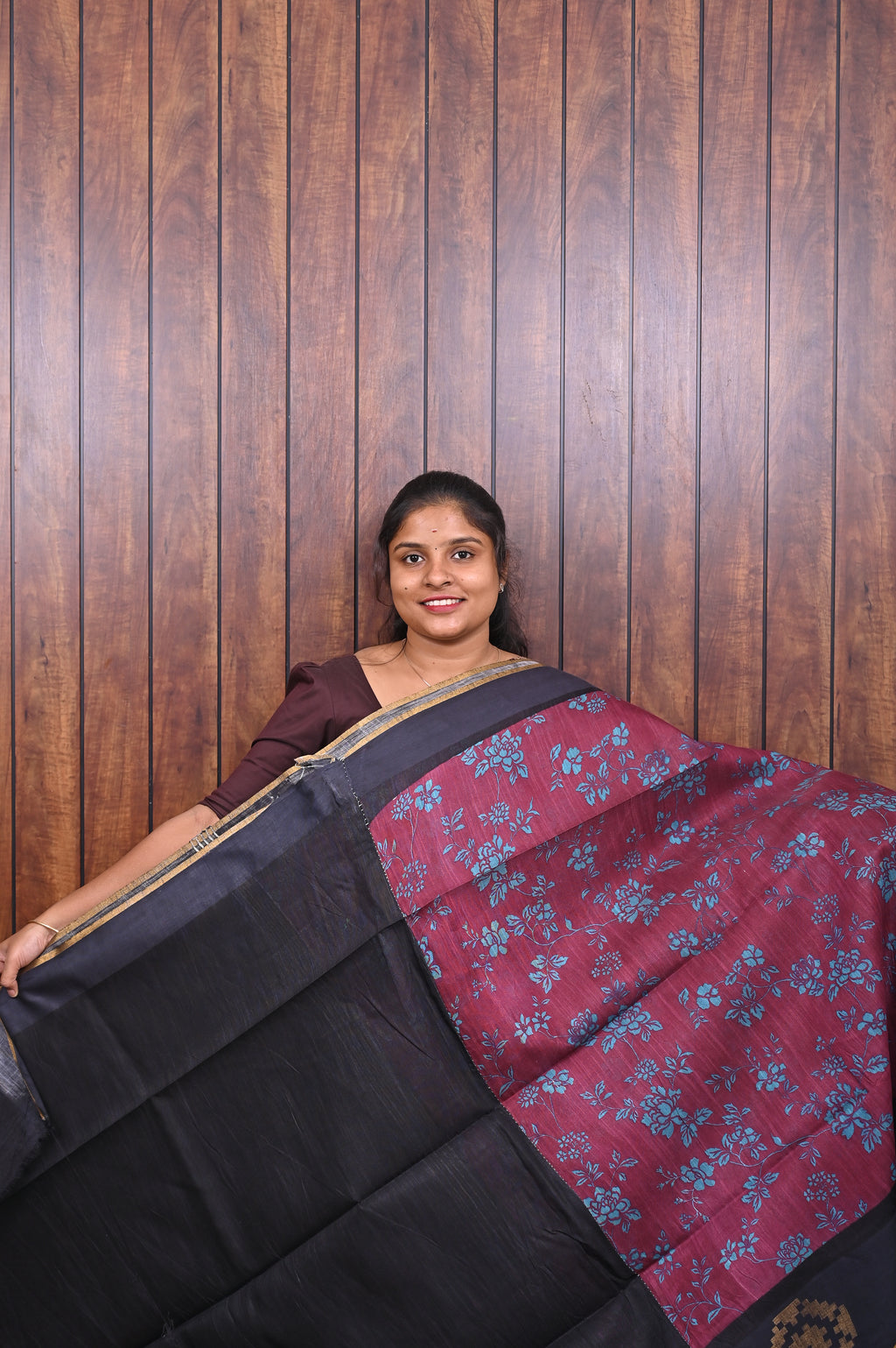 Baswada Cotton Saree SLM-BSW-0067 - Maroon with floral print and a black pallu - second view