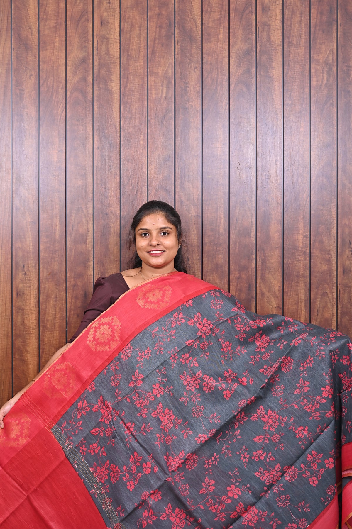 Baswada Cotton Saree SLM-BSW-0068 - Grey with floral print and a red pallu - front view