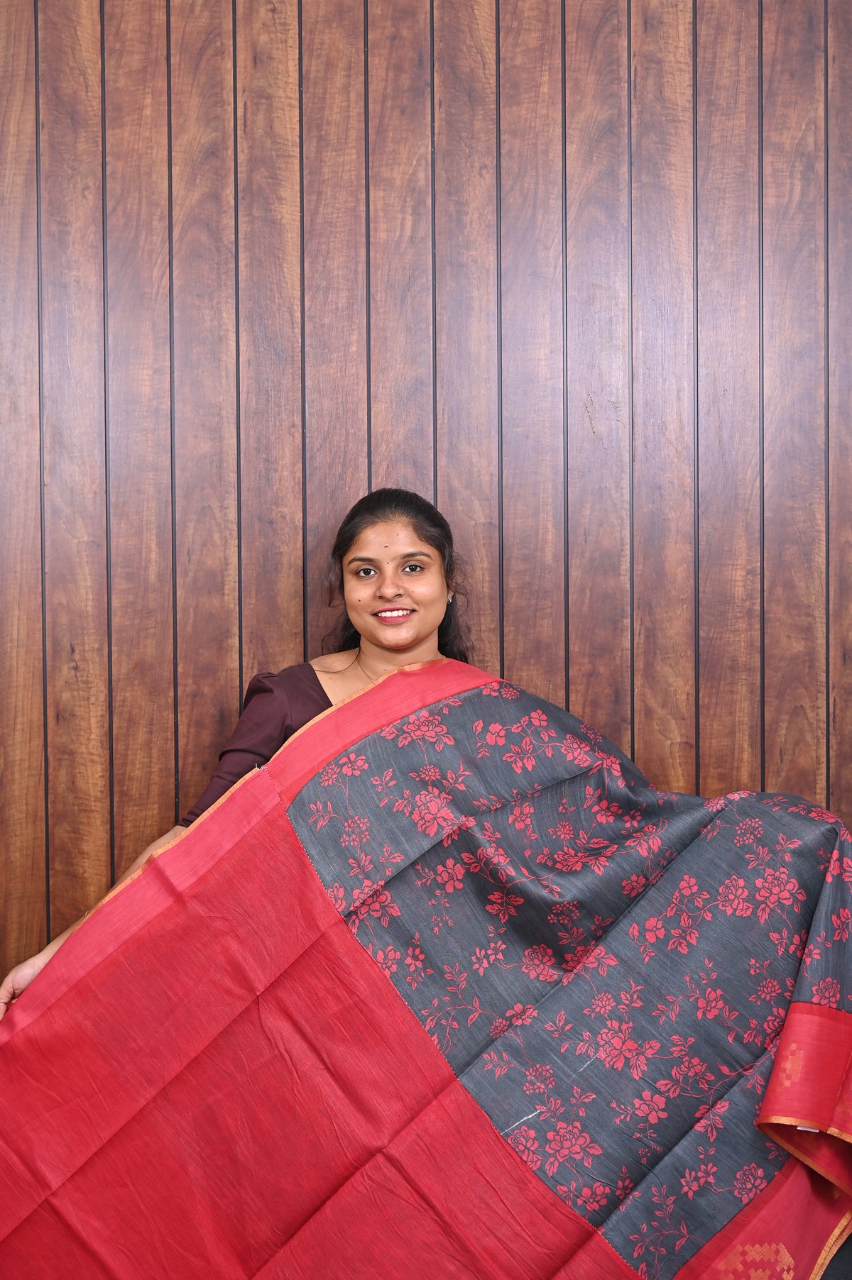 Baswada Cotton Saree SLM-BSW-0068 - Grey with floral print and a red pallu - second view