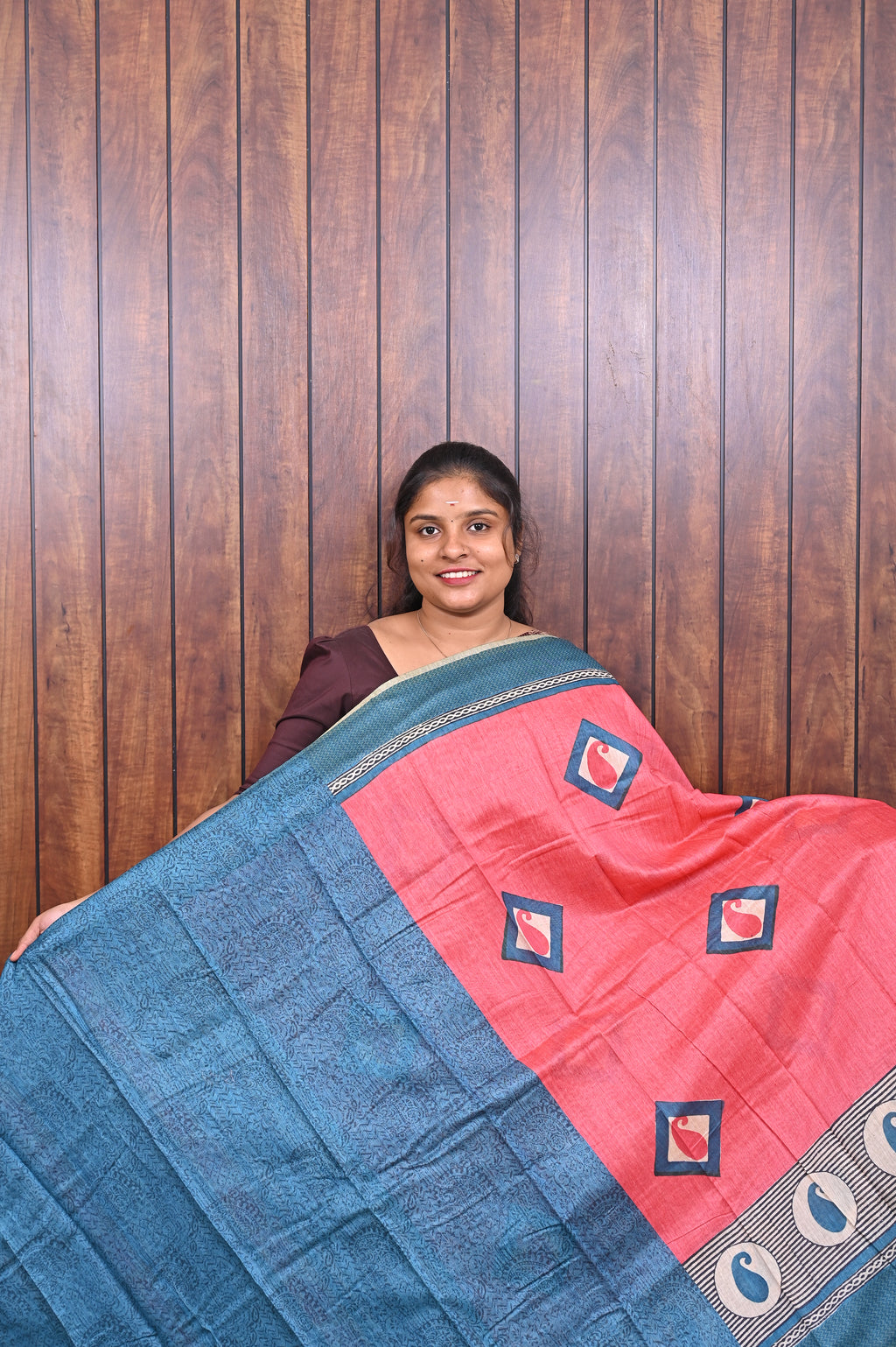 Chanderi Saree SLM-CHN-0019 - Coral pink with square motifs and a blue paisley border - second view