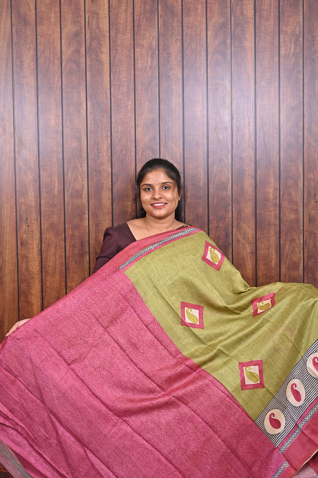 Chanderi Saree SLM-CHN-0020 - Lime green with square motifs and a pink paisley border - second view