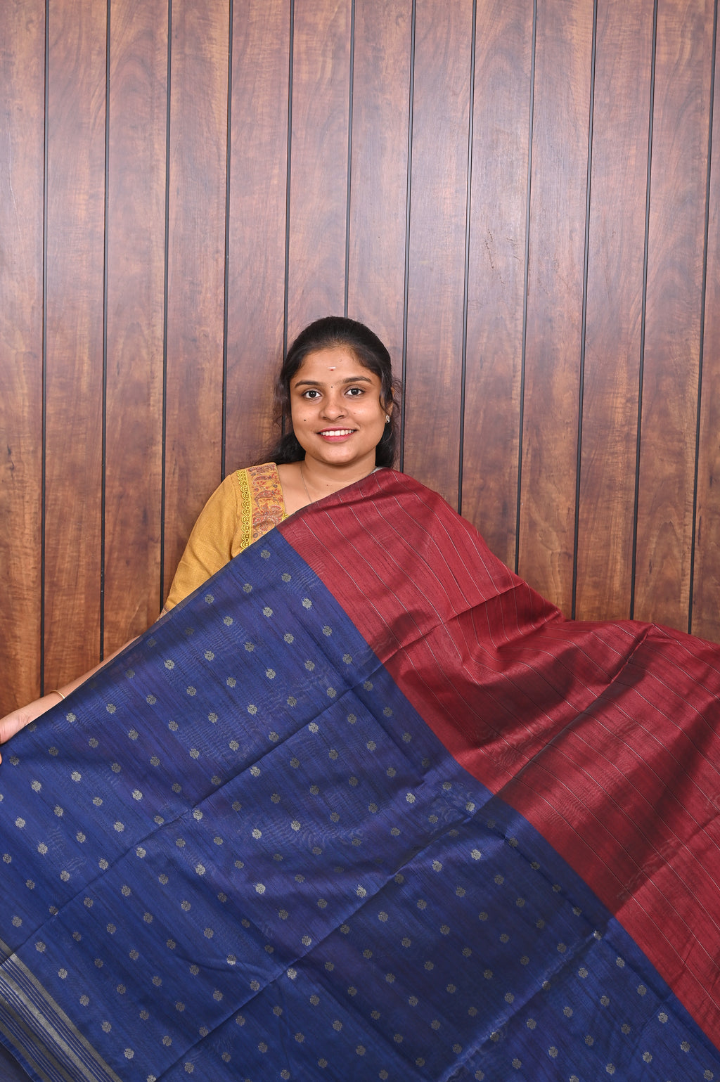 Jute Banarasi Saree SLM-JBN-0001 - Maroon with floral motifs and a navy blue pallu - second view