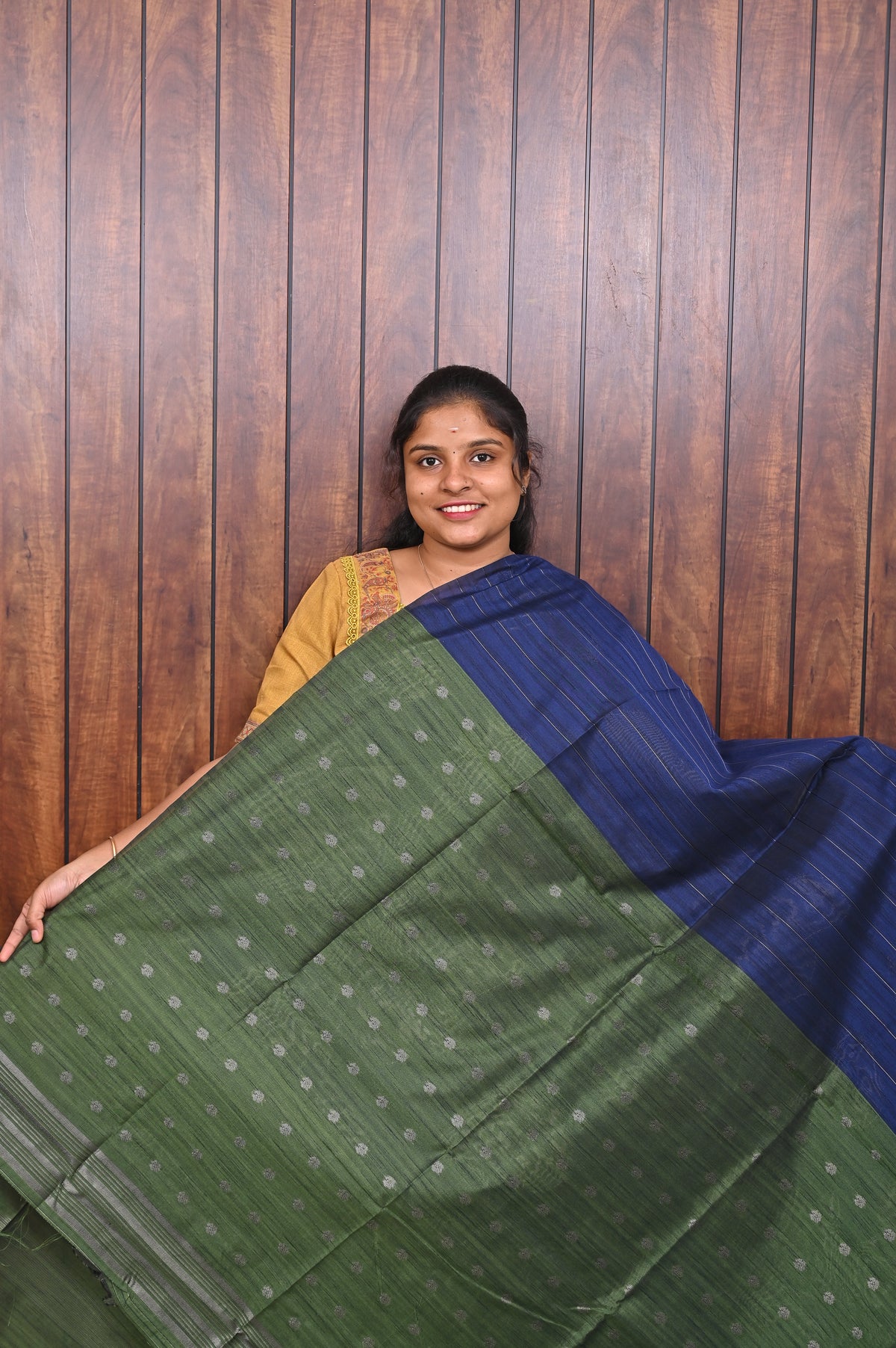Jute Banarasi Saree SLM-JBN-0003 - Navy blue with floral motifs and a green pallu - second view