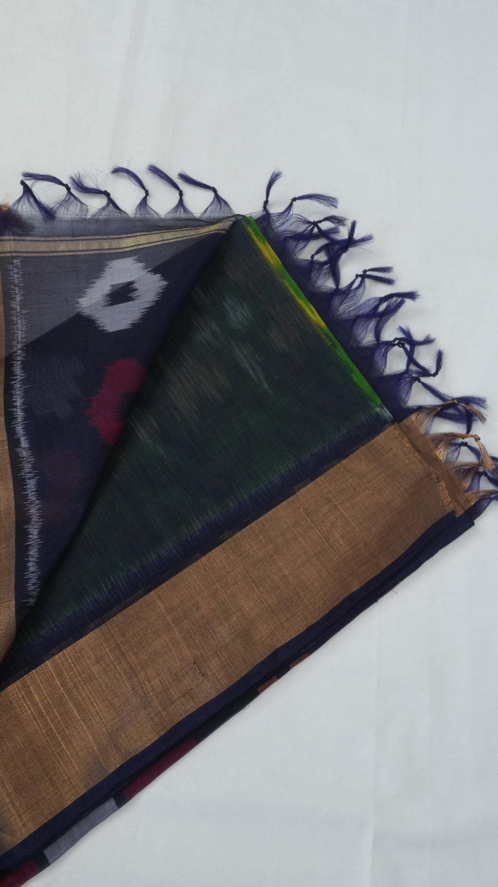 Silk Cotton Saree SLM-SCT-0001 - Green with a geometric pattern and a navy pallu - detail view