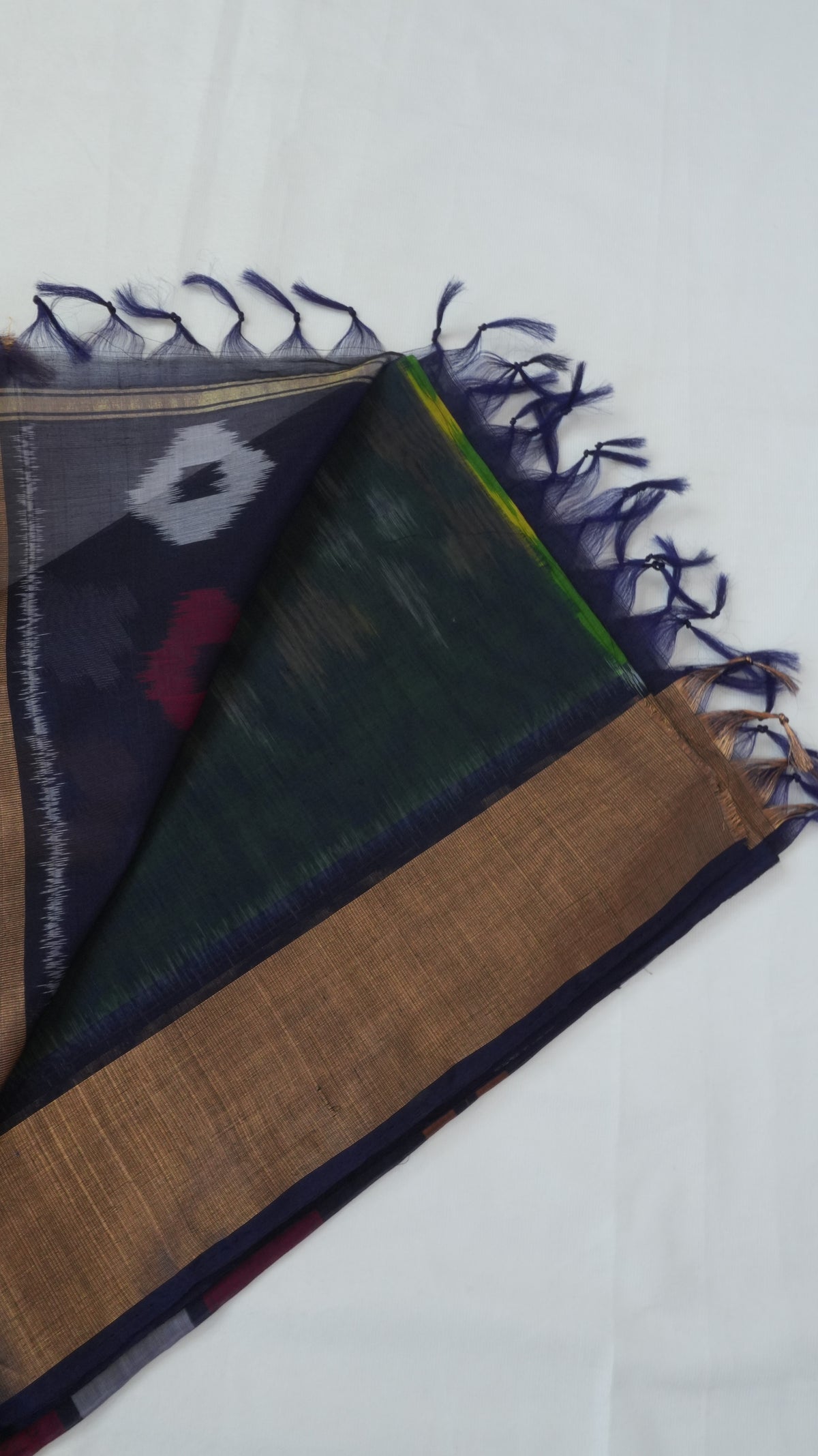 Silk Cotton Saree SLM-SCT-0001 - Green with a geometric pattern and a navy pallu - detail view