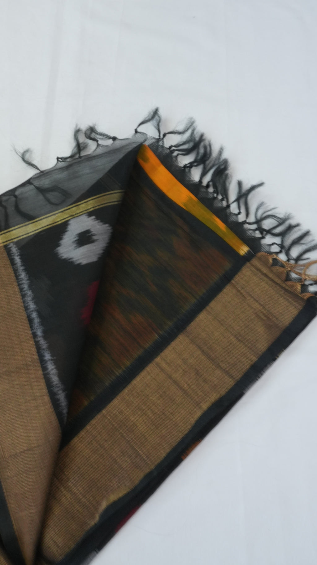 Silk Cotton Saree SLM-SCT-0004 - Orange with a geometric pattern and a black pallu - detail view