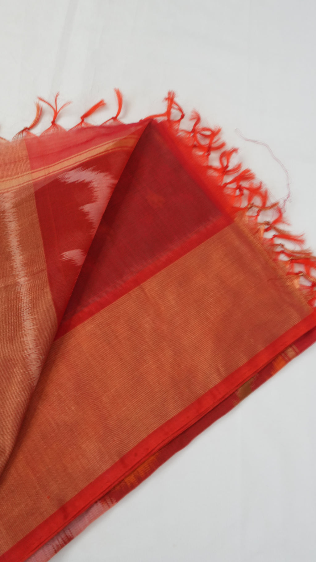 Silk Cotton Saree SLM-SCT-0005 - Red-orange with a geometric pattern and a black pallu - detail view