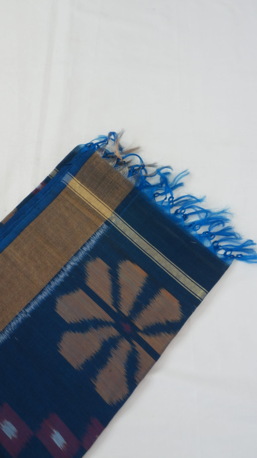 Silk Cotton Saree SLM-SCT-0006 - Beige with a geometric pattern and a blue pallu - second view