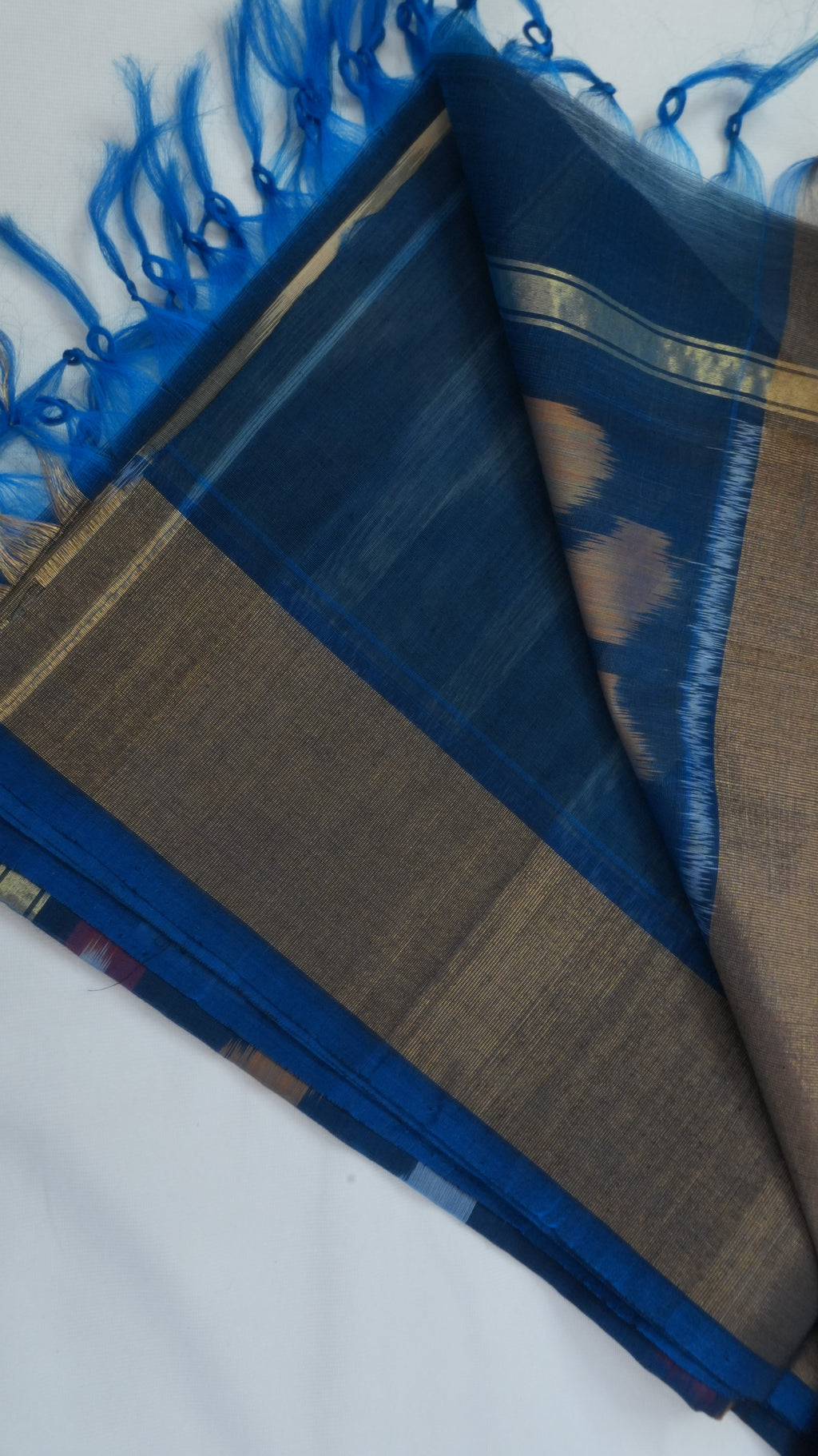 Silk Cotton Saree SLM-SCT-0006 - Beige with a geometric pattern and a blue pallu - detail view
