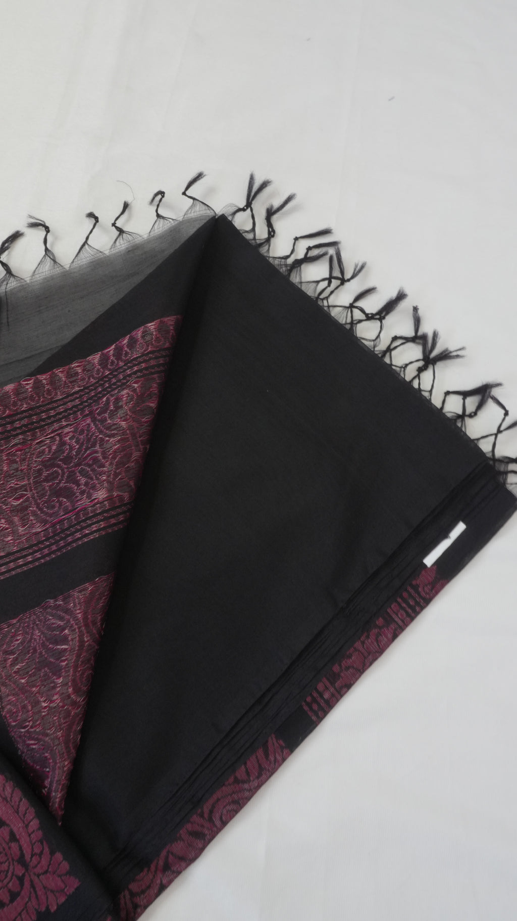 Silk Cotton Saree SLM-SCT-0016 - Black with pink woven motifs - detail view