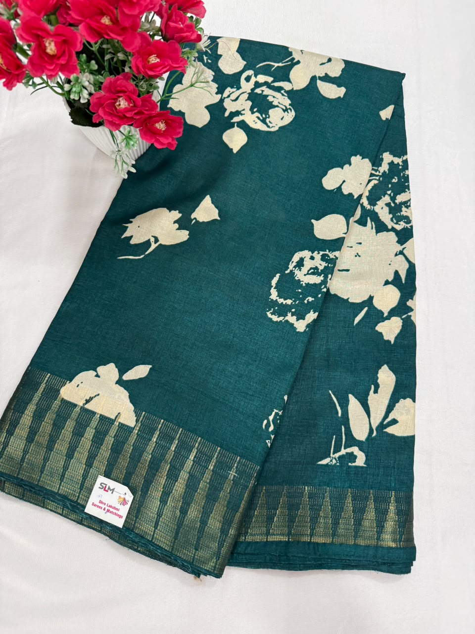 Maroon white large floral print saree close-up print and border